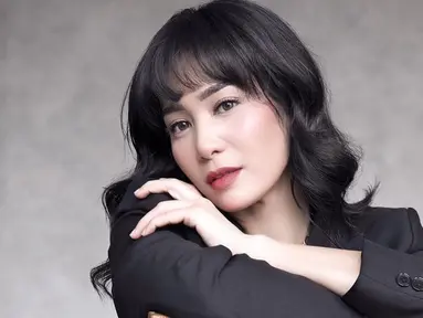 Dalam akun Instagram pribadinya, Bunga Zainal mengunggah hasil pemotretan terbarunya. Dalam pemotretan tersebut, ia pun memamerkan gaya rambut barunya yang langsung menjadi sorotan banyak netizen. (Liputan6.com/IG/@bungazainal05)