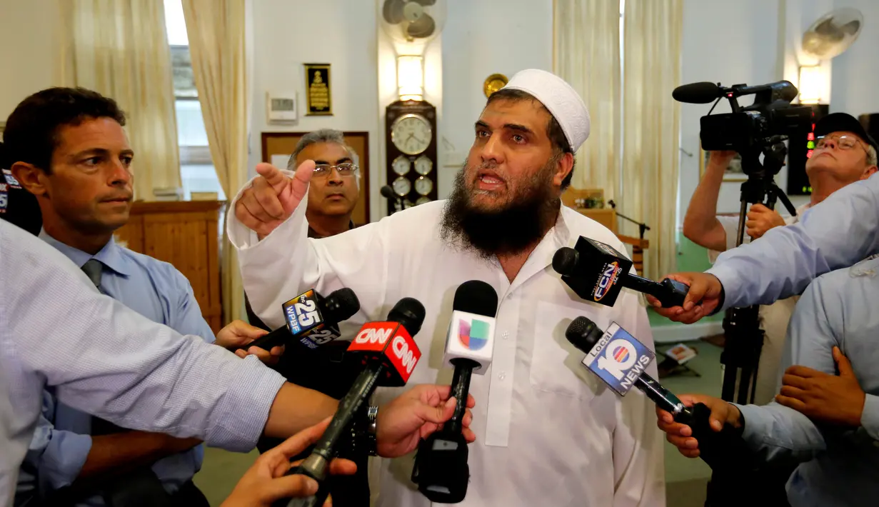 Imam Syed Safik Rahman mewakili komunitasnya mengecam aksi penembakan terhadap komunitas gay, Florida, Minggu (12/6). (Reuters/Joe Skipper)