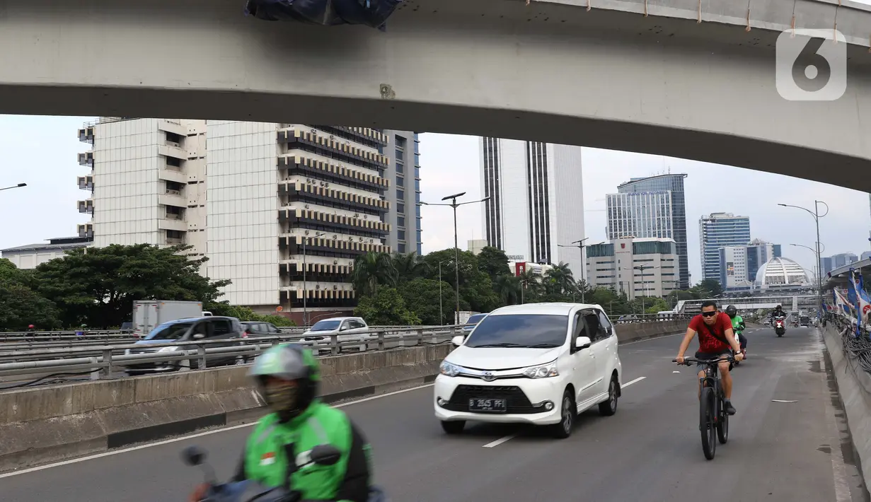Pengendara melintasi salah satu jalan layang di jalan Gatot Subroto, Jakarta, Kamis (26/3/2020). Sejak pemerintah melakukan himbauan melakukan seluruh aktivitas dari dalam rumah akibat merebaknya virus corona Covid-19, ruas-ruas jalan Ibu Kota terlihat lengang. (Liputan6.com/Helmi Fithriansyah)
