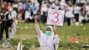 Pendukung pasangan Cagub DKI, Anies-Sandiaga membawa poster bertuliskan angka tiga saat mengikuti kampanye akbar di Lapangan Banteng, Jakarta, Minggu (5/2). Sebagian besar pendukung berasal dari kader PKS dan Gerindra. (Liputan6.com/Yoppy Renato)
