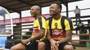 Andre (kiri) dan Jordan Ayew. Keduanya Sama-sama akan membela Ghana di Piala Dunia 2022 dengan posisi yang berbeda. Sang kakak Andre Ayew yang berusia 32 tahun dan kini tengah bermain bersama klub Qatar Al-Sadd SC menjadi andalan di posisi sayap kiri, sementara sang adik Jordan Ayew yang berusia 31 tahun dan kini tengah membela Crystal Palace menjadi andalan di posisi striker. (AFP/Justin Tallis)