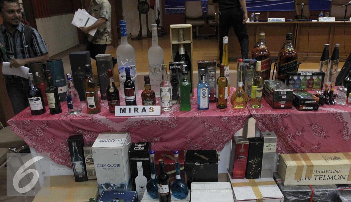 Barang bukti diperlihatkan saat jumpa pers kepada wartawan terkait kinerja Bea dan Cukai sepanjang tahun 2015, di Jakarta, Jumat (8/1/2016). DJBC sepanjang tahun 2015 berhasil menembus angka 10.009 dalam kasus bea dan cukai. (Liputan6.com/Angga Yuniar)