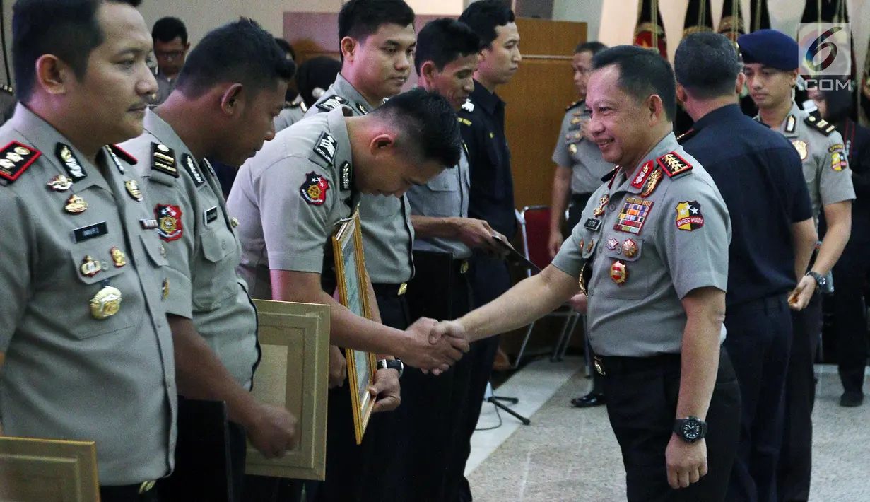 Kapolri Jenderal Tito Karnavian memberi penghargaan kepada tim gabungan pengungkapan 1,6 ton narkoba jenis sabu di Mabes Polri, Jakarta, Selasa (27/3). Acara ini dihadiri pimpinan media, Dewan Pers, dan juga KPI. (Liputan6.com/JohanTallo)