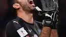 Kiper Italia, Gianluigi Buffon bereaksi selama menjamu Swedia pada playoff zona Eropa di Stadion San Siro, Selasa (14/11). Buffon tak bisa menahan air matanya setelah timnya gagal lolos ke Piala Dunia 2018. (Marco BERTORELLO / AFP)