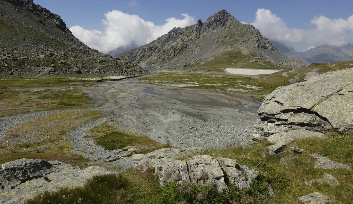 Pemandangan hamparan kering danau buatan Gabiet dekat Gressoney-La-Trinite di Lembah Aosta, Italia utara, Selasa (19/7/2022). Italia menghadapi kekeringan terburuk dalam 70 tahun dan Kabinet Italia terpaksa mengumumkan keadaan darurat di Italia utara itu hingga akhir tahun ini. (AP Photo/Luca Bruno)
