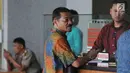 Mantan Menteri Dalam Negeri Gamawan Fauzi menuju meja resepsionis untuk mendapatkan kartu identitas di Gedung KPK, Jakarta, Kamis (22/3). Gamawan Fauzi akan diperiksa dalam pengembangan kasus dugaan korupsi proyek pengadaan e-KTP. (Medeka.com/Dwi Narwoko)