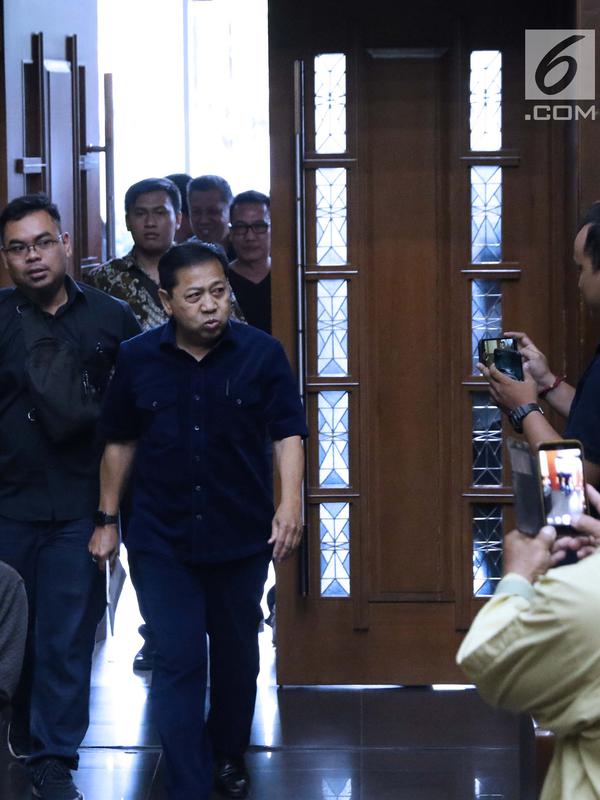 Mantan Ketua DPR, Setya Novanto bersiap menjadi saksi pada sidang lanjutan dugaan suap pembangunan PLTU Riau-1 dengan terdakwa Idrus Marham di Pengadilan Tipikor, Jakarta, Selasa (19/2). (Liputan6.com/Helmi Fithriansyah)
