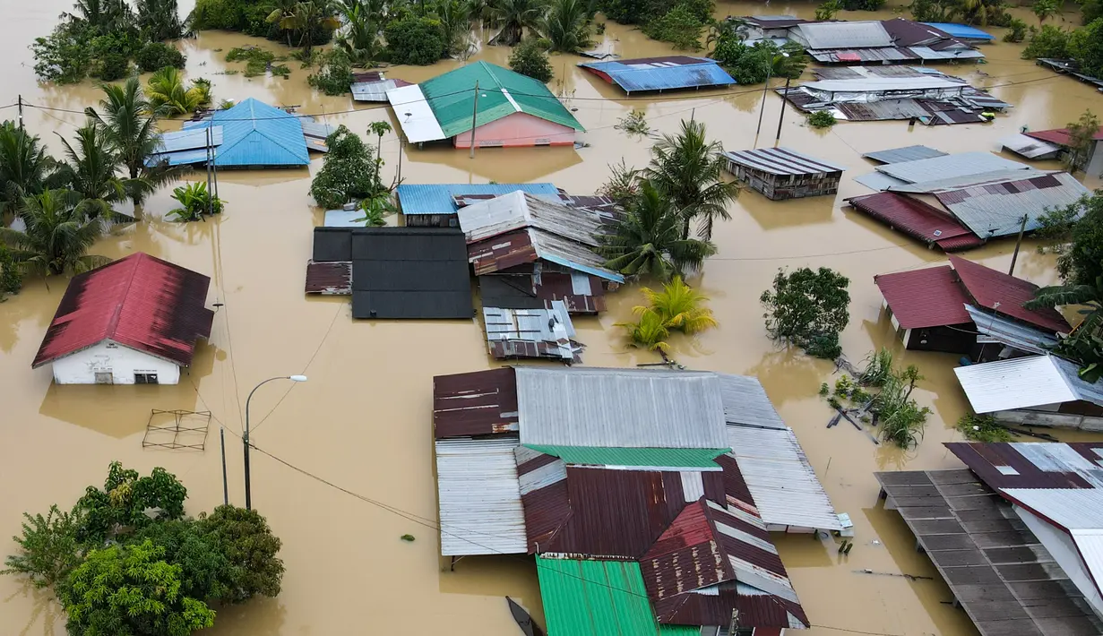 Tampilan udara menunjukkan rumah-rumah yang terendam banjir di Yong Peng, negara bagian Johor Malaysia, Sabtu (4/3/2023). Sedikitnya empat orang tewas dan hampir 41.000 orang dievakuasi di Malaysia setelah  banjir yang disebabkan oleh hujan deras yang "tidak biasa" berlangsung berhari-hari melanda beberapa negara bagian, pejabat kata 4 Maret. (Photo by Mohd RASFAN / AFP)