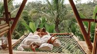 Ilustrasi honeymoon atau bulan madu di hotel. (Shutterstock/PhotoSunnyDays)