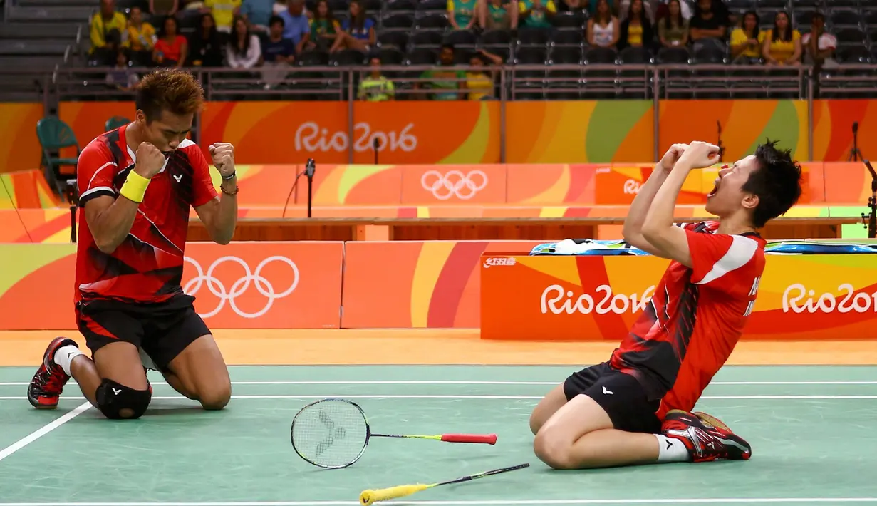 Tontowi Ahmad dan Liliyana Natsir, berselebrasi usai mengalahkan pemain Tiongkok dalam semifinal bulu tangkis Olimpiade Rio 2016, Brasil, Senin (15/8). Kemenangan ini mengantarkan Tontowi-liliyana ke babak final. (REUTERS/Jeremy Lee)