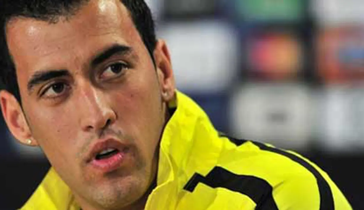 Eskpresi gelandang Barcelona Sergio Busquets di sesi konferensi pers di Athena Olympic Stadium, 23 November 2010, jelang laga Liga Champions melawan Panathinaikos. AFP PHOTO / Aris Messinis