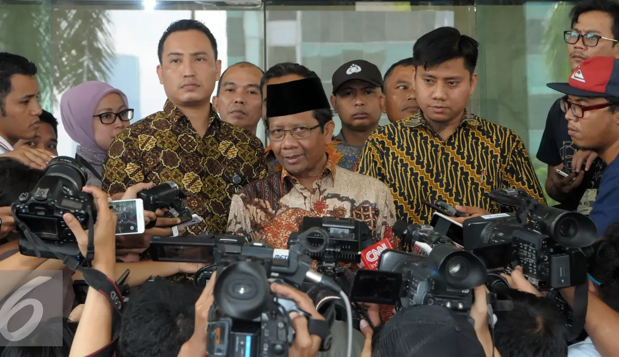 Koordinator Presidium KAHMI, Mahfud MD memberikan keterangan di Gedung KPK, Jakarta, Jumat (13/5/2016). Mahfud mengatakan, KAHMI telah melaporkan Saut kepada kepolisian, dan proses itu akan terus berlanjut. (Liputan6.com/Helmi Afandi)