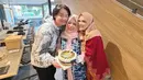 Inilah momen Roger Danuarta dan Cut Meyriska saat memberikan kejutan ulang tahun kepada sang ibunda. Tampak pasangan selebriti itu berfoto satu frame dengan ibunda sambil membawa kue ulang tahun. Ibu dan anak itu tampak begitu menikmati momen hangat keluarga. (Liputan6.com/IG/@cutratumeyriska)