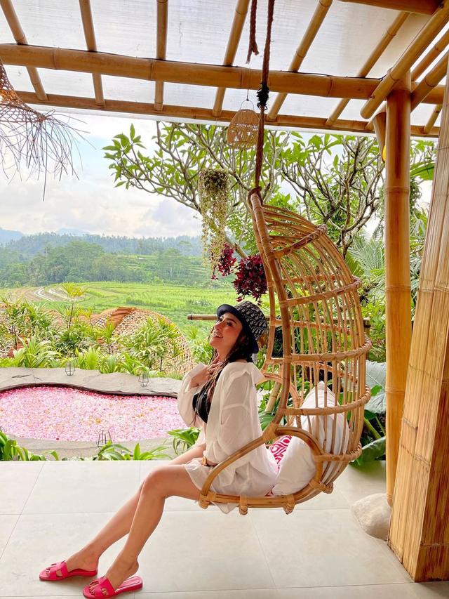 7 Potret Terbaru Amel Alvi, Liburan Ke Bali dengan Gaya Rambut Cornrow