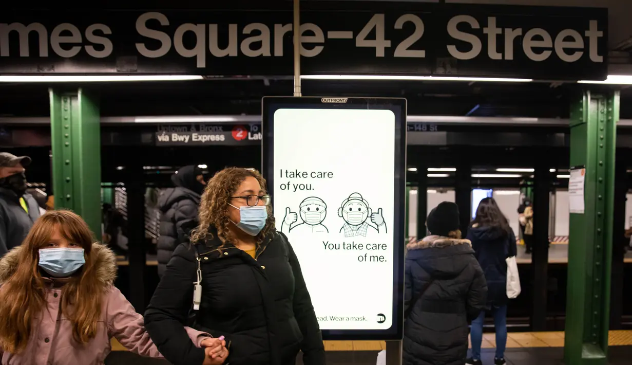 Para pejalan kaki berjalan di sepanjang peron kereta bawah tanah Times Square di New York, AS (12/12/2020). Total kasus COVID-19 di AS menembus angka 16 juta pada Sabtu (12/12), menurut Center for Systems Science and Engineering (CSSE) di Universitas Johns Hopkins. (Xinhua/Michael Nagle)