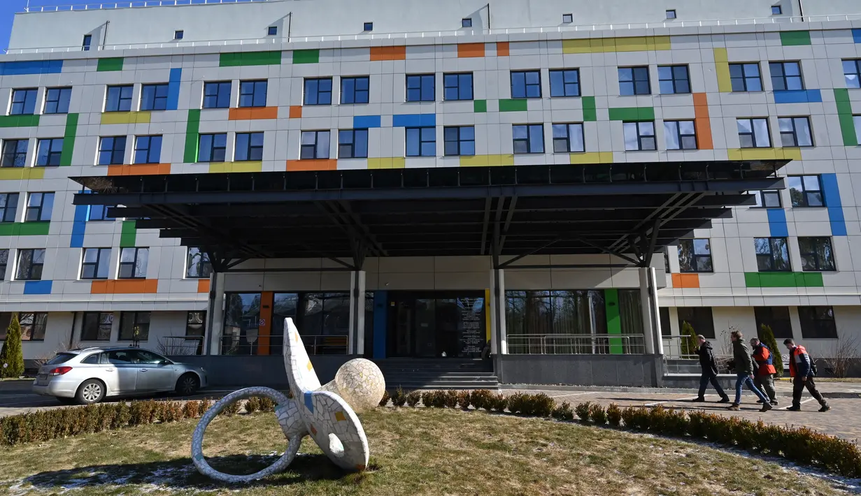Foto pada 10 Maret 2022 menunjukkan pandangan umum dari klinik bersalin swasta Leleka ('Stork') yang terletak tidak jauh dari desa garis depan Horenka, Kiev pada 10 Maret 2022. Klinik tersebut menjadi stasiun bantuan garis depan untuk tentara dan warga sipil yang terluka. (Sergei SUPINSKY/AFP)