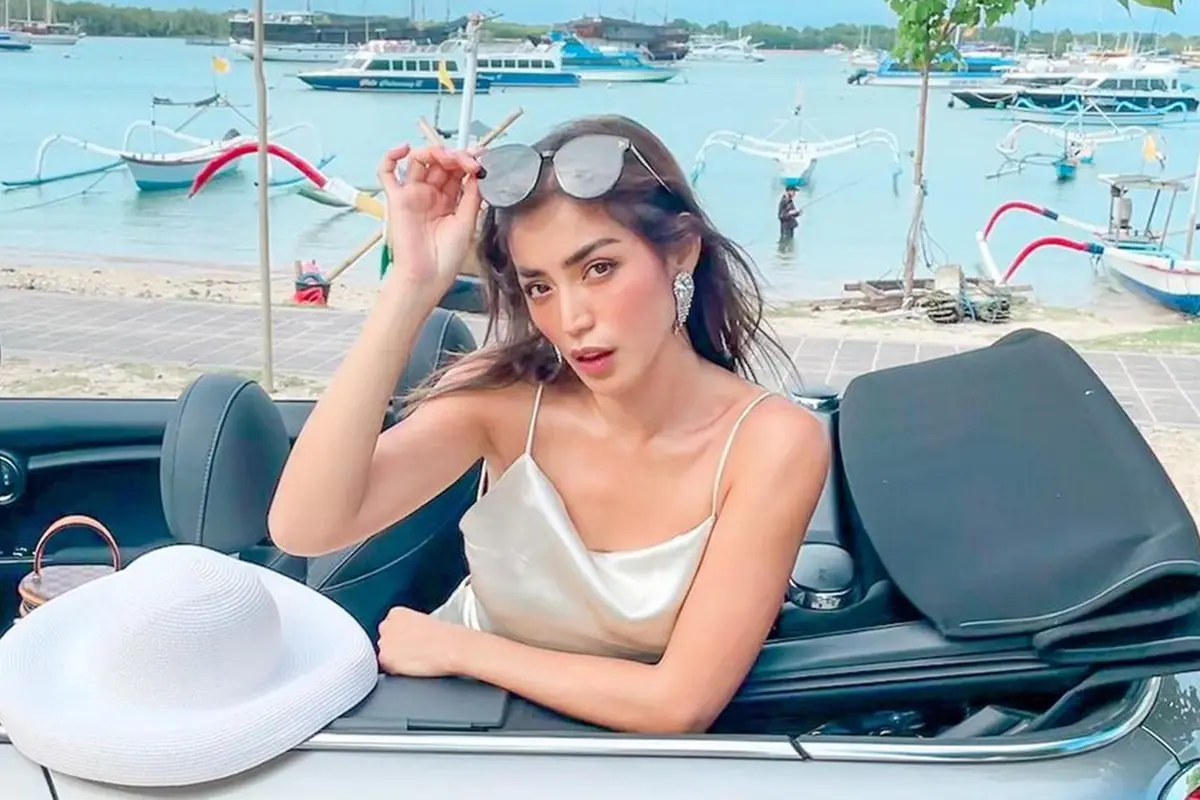 FOTO: Gaya Jessica Iskandar Pakai Kacamata, Makin Stylish