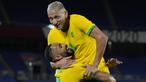 Usai melewati fase grup cabang sepak bola putra Olimpiade Tokyo 2020, telah tercipta 68 gol dari 24 laga, dengan rataan 2,83 gol tiap laga. Adalah striker Brasil, Richarlison yang sementara memimpin daftar top skor dengan membuat 5 gol. Berikut daftar lengkapnya. (Foto: AP/Kiichiro Sato)