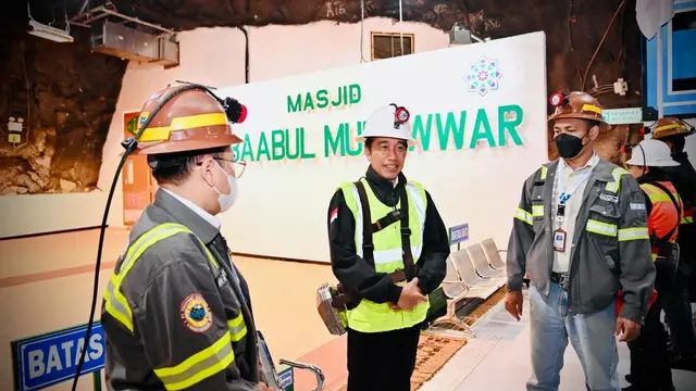 Jokowi berada di masjid bawah tanah di Mimika, Papua