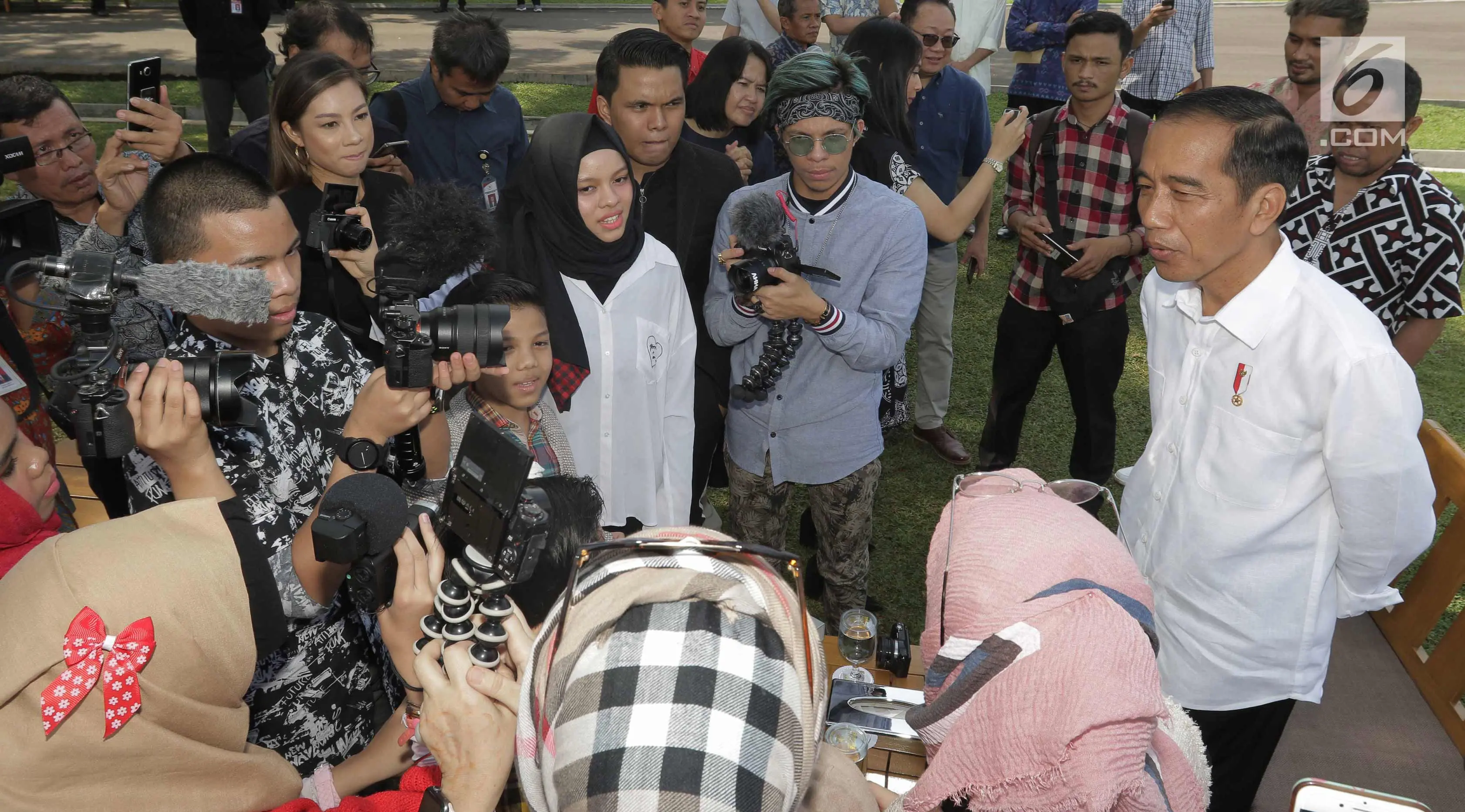 Presiden Joko Widodo berbincang dengan para konten kreator XYZ 2018 di Istana Bogor, Minggu (22/4). Kegiatan ini menjadi rangkaian menyambut XYZ 2018 yang akan diadakan di Venue The Hall-Senayan City, 25 April 2018, mendatang. (Liputan6.com/Angga Yuniar)