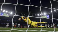 Kiper Tottenham Hotspur, Hugo Lloris, menghalau bola tendangan penalti striker Manchester City, Sergio Aguero, pada laga Liga Champions di Stadion Tottenham Hotspur, Selasa (9/4). Tottenham menang 1-0 atas City. (AP/Adam Davy)