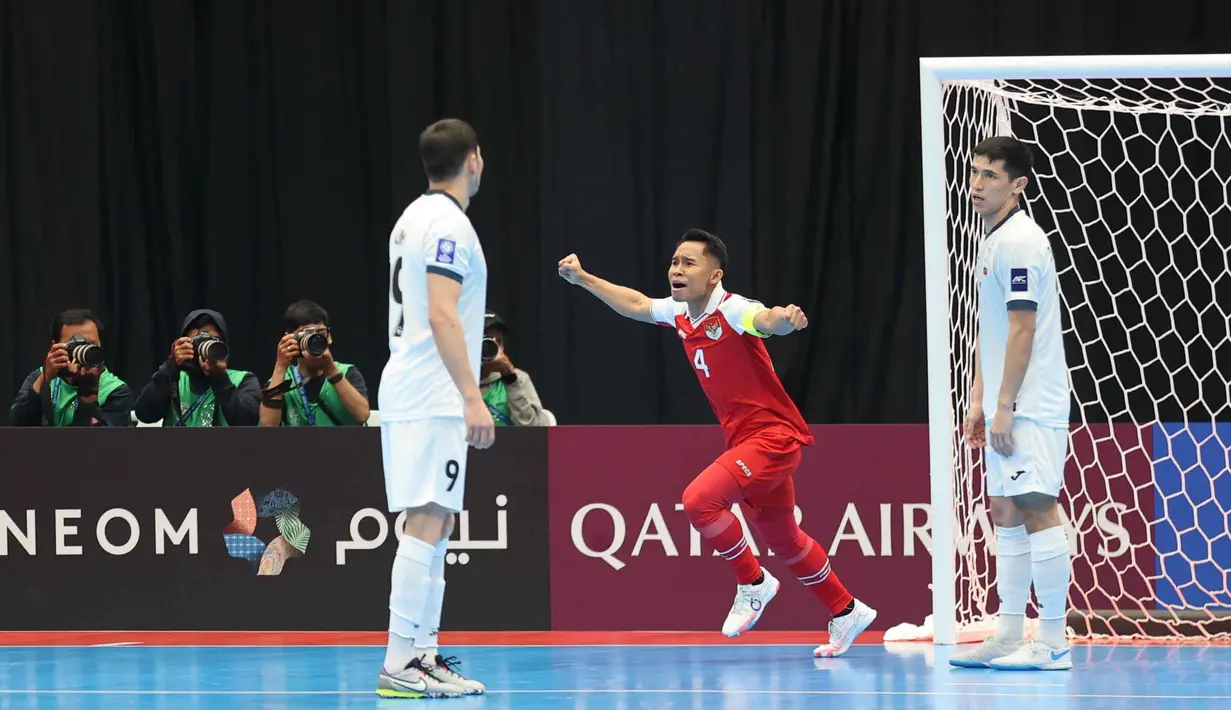 Lima gol kemenangan Indonesia dicetak oleh sang kapten Mochammad Iqbal Rahmattullah pada menit ke-7, Firman Adriansyah (12, pen), Rio Pangestu (25), Ardiansyah Nur (31), dan Israr Megantara (34). Tampak dalam foto, pemain Timnas Futsal Indonesia, Mochammad Iqbal Rahmattullah merayakan gol yang dicetaknya saat melawan Kirgistan pada laga kedua Grup A Piala Asia Futsal 2026, Kamis (29/1/2026) malam WIB. (Bola.com/M Iqbal Ichsan)