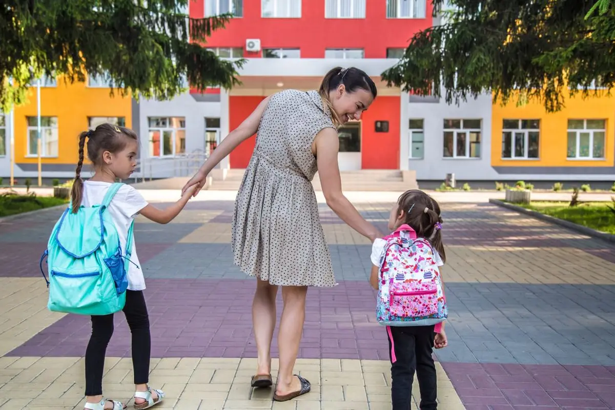 5 Manfaat Mengajarkan Anak Budaya Mengantri Sejak Dini (photo by freepik.com)