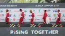 Altet polo air putra Indonesia berjalan diatas podium untuk menerima medali perak di SEA Games XXIX di National Aquatic Centre, Kuala Lumpur, Minggu (20/8). Tim Polo Air Indonesia menang dengan skor 12-5 atas Filipina. (Liputan6.com/Faizal Fanani)