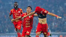 Pemain Persija Jakarta, Eksel Runtukahu (kanan), bersama Rayhan Hannan dan Allano merayakan gol ke gawang Persebaya Surabaya pada laga pekan ke-27 BRI Super League di Stadion Utama Gelora Bung Karno, Jakarta, Sabtu (11/4/2026). (Bola.com/Bagaskara Lazuardi)