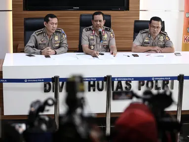 Kabagpenum Polri Brigjen Rikwanto memberi keterangan pers terkait penangkapan terduga teroris Jatiluhur di Jakarta, Senin (26/12). Tim Densus 88 menyergap 4 teroris 2 pelaku ditembak mati dan 2 pelaku ditangkap hidup-hidup. (Liputan6.com/Faizal Fanani)