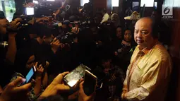 Pendiri Mayapada Group Dato Sri Tahir memberi keterangan pers usai menukarkan dolar  AS dan dolar Singapura, Jakarta, Senin (15/10). Pengusaha 66 tahun kelahiran Surabaya ini menukarkan dolarnya karena inisiatif pribadi. (Liputan6.com/Johan Tallo)