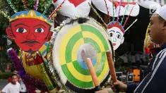Seorang pria memukul beduk saat gladi bersih untuk Festival Beduk di Balai Kota Jakarta, Jumat (23/6). Festival ini akan digelar di malam takbiran, tepatnya tanggal 24 Juni 2017. (Liputan6.com/Angga Yuniar)
