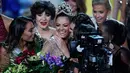 Miss Afrika Selatan, Demi-Leigh Nel-Peters mendapatkan ucapan setelah menjadi pemenang Miss Universe 2017 pada malam final di Las Vegas, Minggu (26/11). Demi-Leigh yang lulusan jurusan Manajemen Bisnis berhasil menjadi Miss Universe 2017. (AP/John Locher)