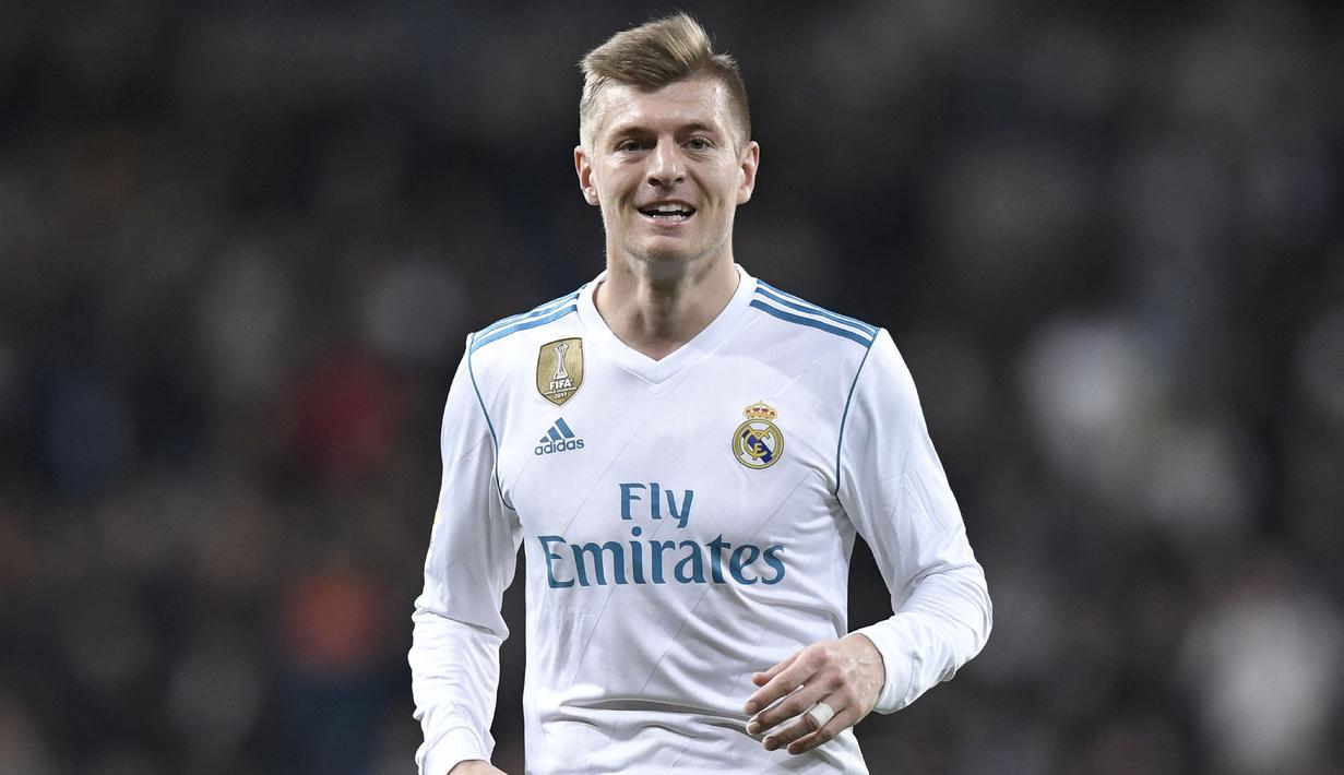 Toni Kroos diboyong Real Madrid pada 2014 silam dari Bayern Munchen. Kroos merupakan gelandang yang memiliki keahlian dalam passing pendek, passing jauh, dan shooting jarak jauh. Ia merupakan pemain dengan presentase passing paling tinggi yaitu sebanyak 92%. (AFP/Gabriel Bouys)