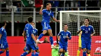 Pemain Timnas Italia merayakan gol yang dicetak oleh Davide Fratessi ke gawang Ukraina dalam lanjutan Kualifikasi Euro 2024 yang digelar di San Siro, Milan, Rabu (13/9/2023) dini hari WIB. Italia menang 2-1 atas Ukraina dan meramaikan persaingan di Grup C. (GABRIEL BOUYS / AFP)