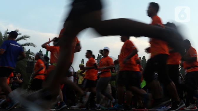 Peserta berlari dalam kegiatan lomba lari bertajuk Lo Gue Run (LGR) 2020 di Kompleks Monas, Jakarta Pusat, Minggu (26/1/2020). Kejuaraan LGR 2020 yang diikuti oleh total 3.500 pelari tersebut merupakan rangkaian kegiatan HUT Kodam Jaya ke 70. (Liputan6.com/Johan Tallo)