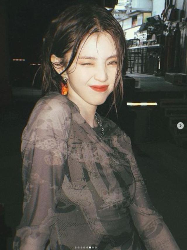 6 Potret Han So Hee di Balik Layar Syuting 'Seven' Jungkook BTS