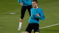 Penyerang Real Madrid, Gareth Bale mengontrol bola saat latihan di Abu Dhabi, Uni Emirat Arab,(11/12). Madrid akan menghadapi klub Uni Emirat Arab, Al Jazira pada laga semifinal Piala Dunia klub. (AP Photo/Hassan Ammar)