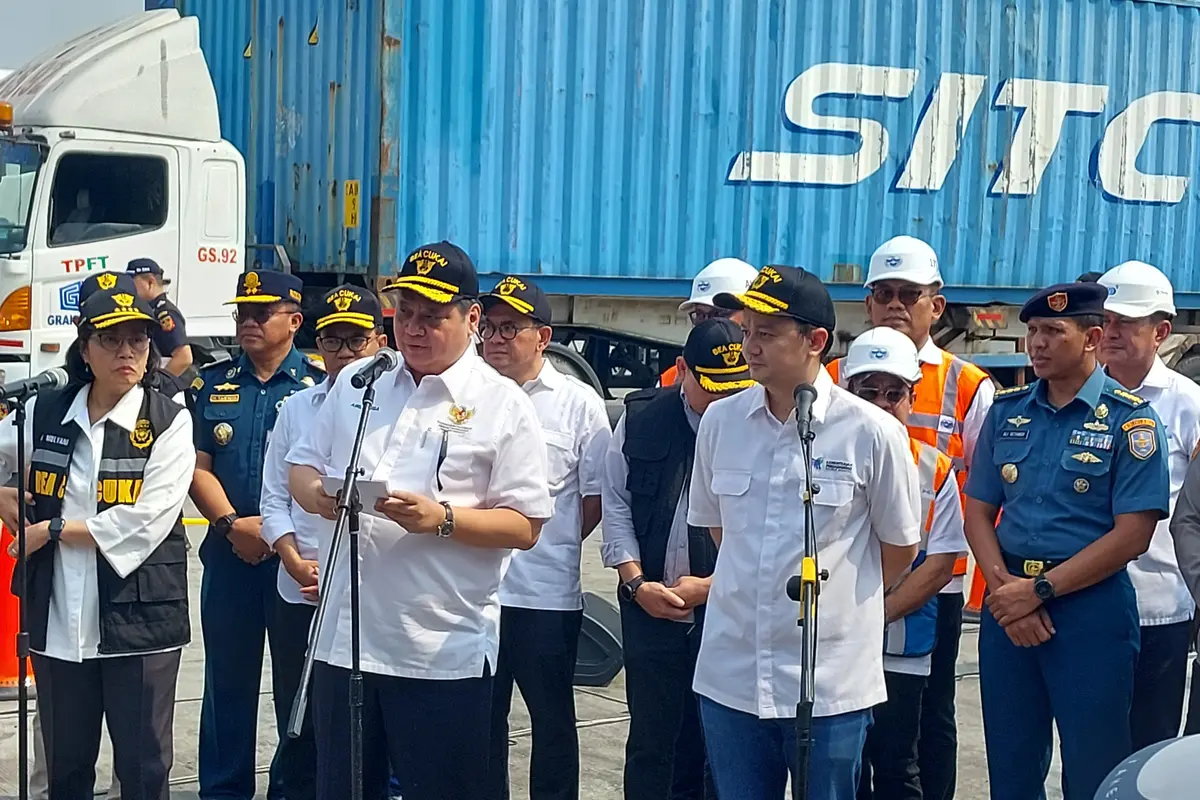 Menteri Koordinator Bidang Perekonomian Airlangga Hartarto melepas langsung puluhan ribu kontainer tertahan di pelabuhan. Menteri Keuangan Sri Mulyani Indrawati dan Wakil Menteri Perdagangan Jerry Sambuaga ikut terlibat.