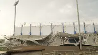 Atap stadion lapangan sepak bola di kompleks Sport) Jawa Barat, Arcamanik, Kota Bandung, ambruk setelah diterjang angin kencang dan hujan lebat, Sabtu (9/11/2019) sore. (Liputan6.com/Huyogo Simbolon)