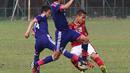 Kapten Timnas Indonesia U16, Egi Maulana, berebut bola dengan pemain Jepang U16 saat ujicoba di Lapangan Padepokan Voli Indonesia di Sentul, Bogor, Jawa Barat. Selasa (15/4). 