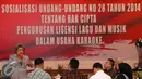 Musisi senior Sam Bimbo menghadiri sosialisasi UU No 28 Tahun 2014 tentang Hak Cipta terhadap pengusaha karaoke di Polda Metro Jaya, Jakarta, Kamis (6/10). Sosialisasi dihadiri sejumlah artis, musisi hingga pencipta lagu. (Liputan6.com/Gempur M)