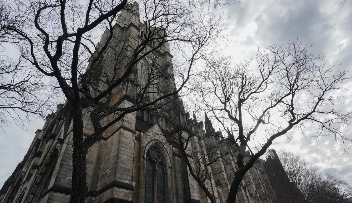 Katedral St. John the Divine yang akan menjadi rumah sakit lapangan untuk menangani pasien virus corona (Covid-19) di New York, 7 April 2020.  Gereja yang dikenal sebagai Katedral Gotik terbesar di dunia itu diestimasi dapat menampung sembilan tenda medis di ruang bawah tanah. (Bryan R. Smith/AFP)