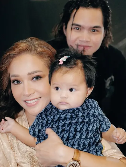"Ameena ama Oda (oma Bunda) And kakak @duljaelani," tulis Maia Estianty di Instagramnya. Ya, Maia memiliki nama sapaan Oda. (Foto: Instagram/ maiaestiantyreal)