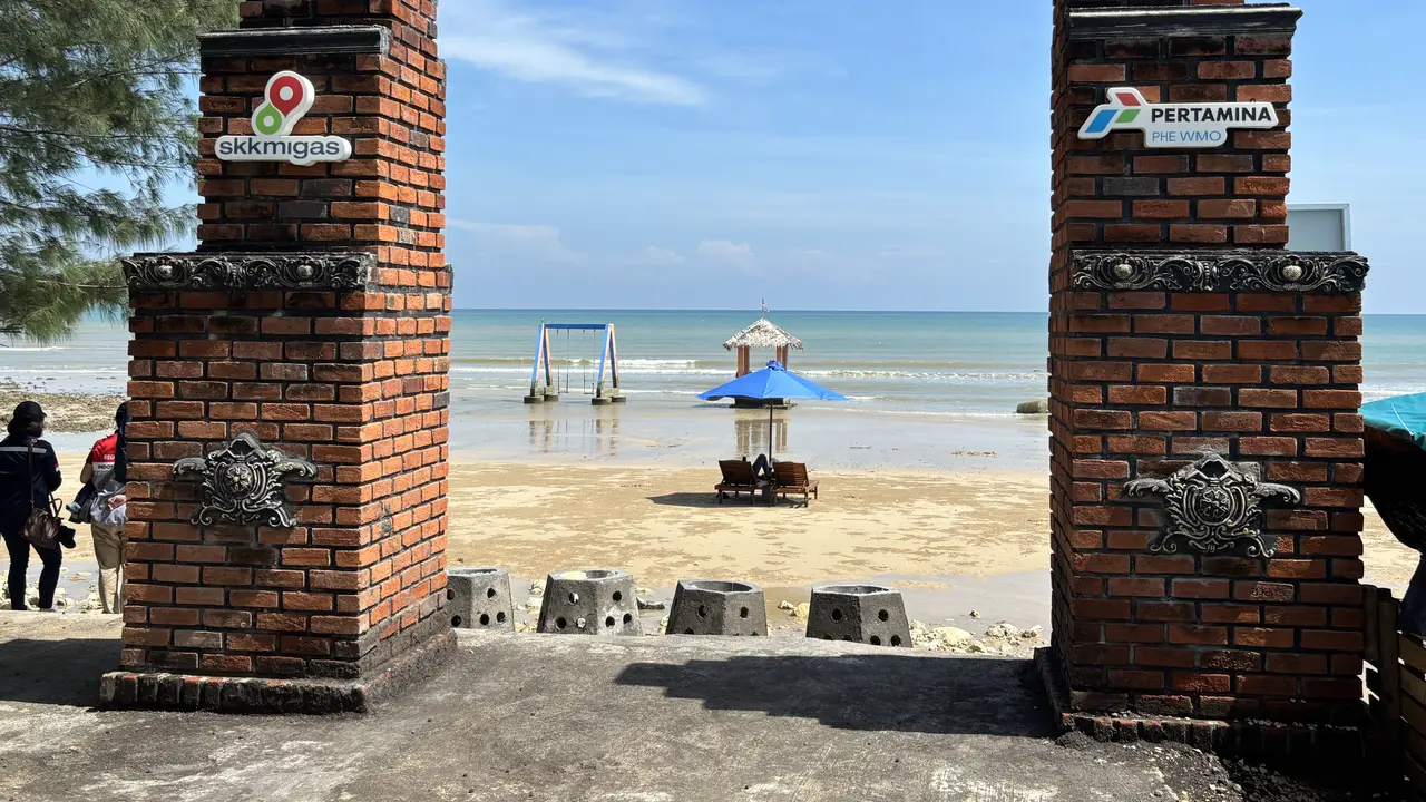 Pantai Pasir Putih Tlangoh, Bangkalan, Madura (Liputan6.com/Ady Anugrahadi)