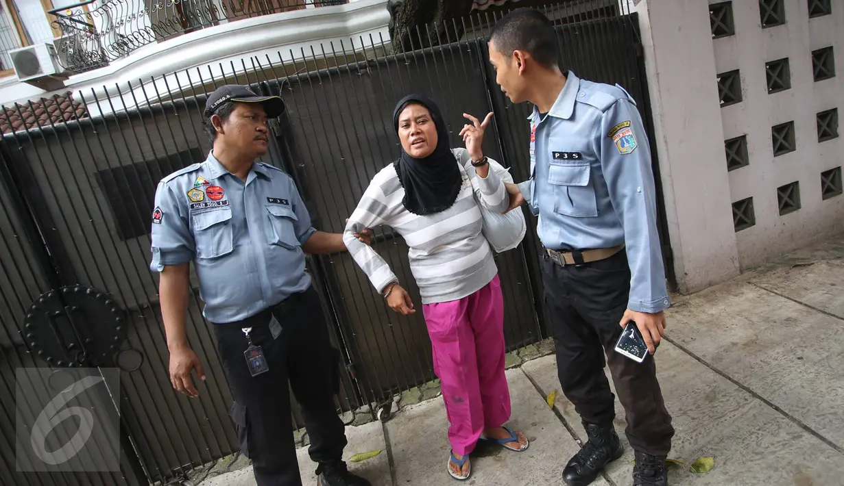 Penertiban dilakukan guna menekan jumlah Penyandang Masalah Kesejahteraan Sosial (PMKS) yang banyak berkeliaran di Jakarta, Pasar Minggu, Rabu (8/3). (Liputan6.com/ Immanuel Antonius)