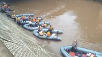 Penanaman pohon dan bersih-bersih Kali Ciliwung tersebut dilakukan sepanjang bantaran kali mulai dari kawasan Bidaracina hingga Kampung Pulo. (Foto: Merdeka.com)