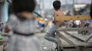 Seorang anak duduk di atas ojek lori di kawasan Kampung Bandan, Jakarta, Selasa (28/7/2015). Keberadaan lori ini dimanfaatkan sebagai sarana transportasi alternatif bagi warga yang bermukim di kawasan pinggir rel tersebut. (Liputan6.com/Faizal Fanani)