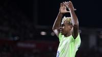 Penyerang Barcelona asal Spanyol #10, Lamine Yamal, merayakan gol ketiga timnya dalam pertandingan Liga Spanyol antara RCD Mallorca dan FC Barcelona di Stadion Mallorca Son Moix di Palma de Mallorca pada 16 Agustus 2025. (JAIME REINA/AFP)
