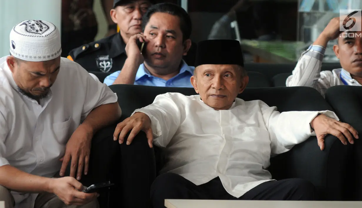 Ketua Dewan Kehormatan Partai Amanat Nasional (PAN) Amien Rais mendatangi Gedung KPK, Jakarta, Senin (29/10). Amien akan menemui Pimpinan KPK Agus Rahardjo. (Merdeka.com/Dwi Narwoko)